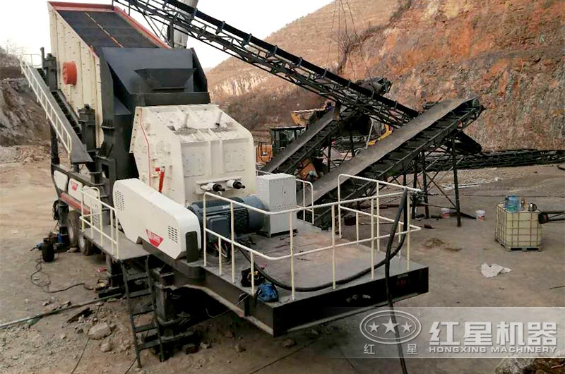 移動反擊破碎機安裝現(xiàn)場 移動反擊破碎機安裝現(xiàn)場