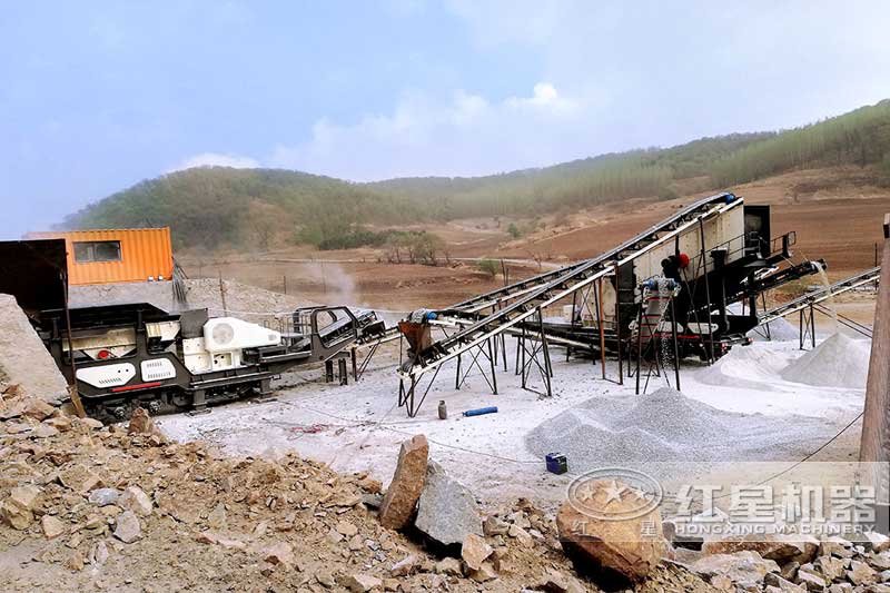 移動(dòng)鄂破和移動(dòng)反擊破作業(yè)現(xiàn)場(chǎng) 移動(dòng)鄂破和移動(dòng)反擊破作業(yè)現(xiàn)場(chǎng)