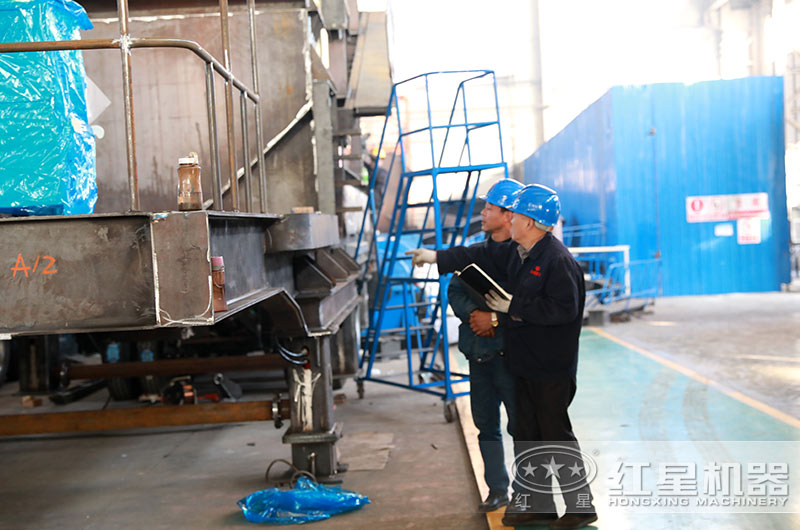 為保證質量，老師傅現(xiàn)場指導設備生產(chǎn)