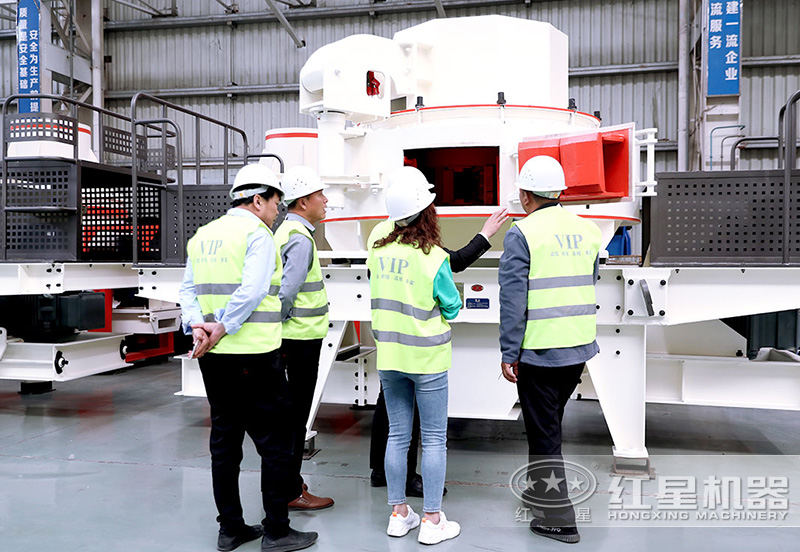 客戶來車間參觀，專業經理接待講解